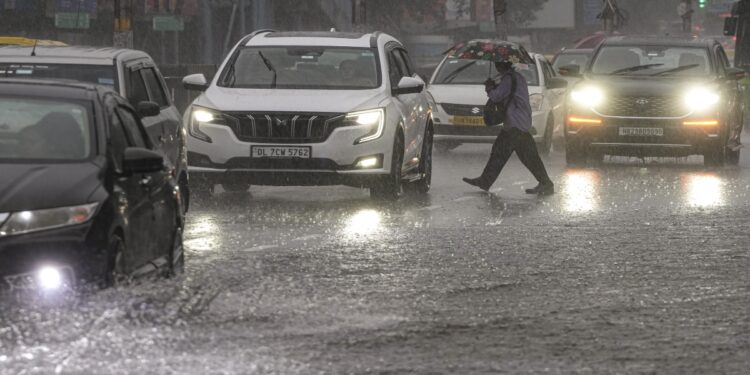बारिश का रेड अलर्ट, लोगों को बाहर न निकलने की अपील, दिल्ली में देर रात से ही बरस रहे बादल, जानिए मौसम का ताजा अपडेट