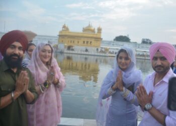 Shilpa Shetty Husband Raj Kundra Cricketer Harbhajan Singh Geeta Basra Sunita Ahuja Golden Temple Visit News Update | राज कुंद्रा और क्रिकेटर हरभजन सिंह गोल्डन टेंपल पहुंचे: गीता बसरा संग सुनीता आहूजा ने की अरदास, फिल्म मेहर के लिए मन्नत मांगी – Amritsar News