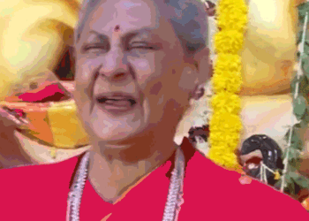 Jaya Bachchan bursts into laughter at Kajol’s suggestion. | काजोल के कहने पर खिलखिलाकर हंसी जया बच्चन: दुर्गा पूजा पंडाल में पैपराजी को मुस्कुराते हुए दिया पोज, यूजर्स बोले- चमत्कार हो गया