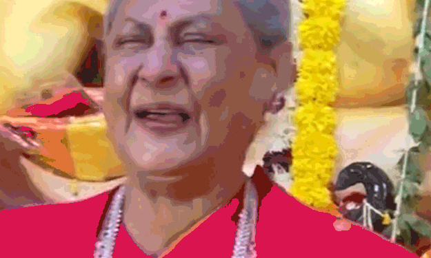 Jaya Bachchan bursts into laughter at Kajol’s suggestion. | काजोल के कहने पर खिलखिलाकर हंसी जया बच्चन: दुर्गा पूजा पंडाल में पैपराजी को मुस्कुराते हुए दिया पोज, यूजर्स बोले- चमत्कार हो गया