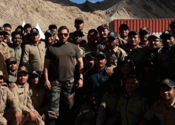 salman khan battle of galwan leh ladakh shooting photos | आर्मी यूनिफॉर्म में दमदार लुक में नजर आए सलमान: ‘बैटल ऑफ गलवान’ की शूटिंग के दौरान फैंस और जवानों संग पोज देते दिखे, देखें तस्वीरें