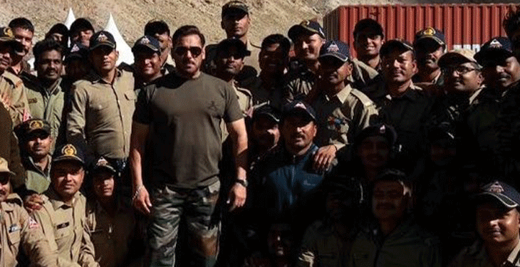 salman khan battle of galwan leh ladakh shooting photos | आर्मी यूनिफॉर्म में दमदार लुक में नजर आए सलमान: ‘बैटल ऑफ गलवान’ की शूटिंग के दौरान फैंस और जवानों संग पोज देते दिखे, देखें तस्वीरें