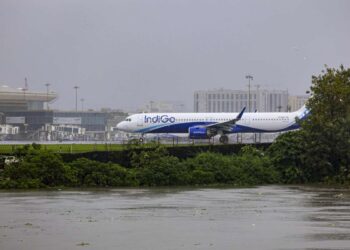 अबू धाबी जा रही Indigo की फ्लाइट में आई खराबी, बीच रास्ते से लौटा विमान; 180 से अधिक लोग थे सवार