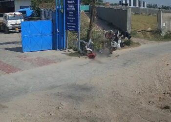 हापुड़: दो बाइक्स की भीषण टक्कर, कई फीट हवा में उछले सवार, वीडियो देखकर सिहर जाएंगे आप