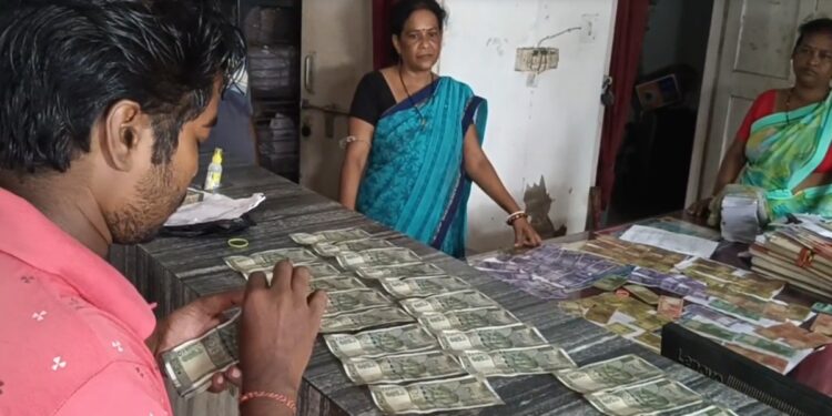 ”पानी में गए पैसे”, डाकघर में घुसा पानी, नकदी-बचत प्रमाणपत्र और दस्तावेज सब भीगकर बर्बाद; VIDEO