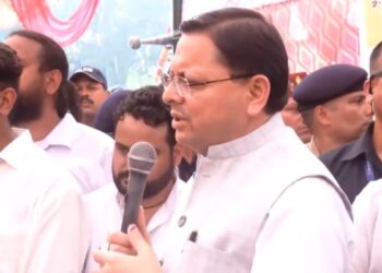 धरना दे रहे युवाओं के बीच अचानक से पहुंच गए सीएम धामी, किया संवाद, देखें Video