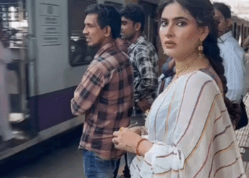 bollywood actress karishma sharma mumbai local train accident | चलती ट्रेन से कूदीं बॉलीवुड एक्ट्रेस करिश्मा शर्मा: हादसे में सिर और पीठ पर चोट लगी, अस्पताल में भर्ती कराया गया