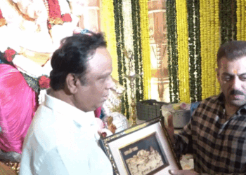 Salman Khan visited Bappa barefoot at minister ashish shelar home in tight security | सलमान खान ने नंगे पांव किए बप्पा के दर्शन: टाइट सिक्योरिटी के साथ महाराष्ट्र के मिनिस्टर के घर पहुंचे, भीड़ के बीच भागते हुए कार तक पहुंचे