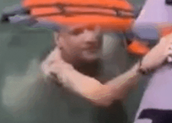 Another video of Zubeen garg before his death goes viral | जुबीन के निधन से पहले का एक और वीडियो वायरल: बिना लाइफ जैकेट समुद्र में दिखे; 19 सितंबर को सिंगापुर में हुई थी मौत