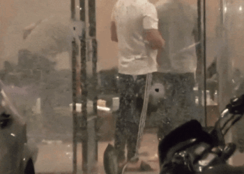 Gurugram Sector 45 Builder Office Firing: Police Probe Underway | गुरुग्राम में बिल्डर ऑफिस पर 30 राउंड फायरिंग: शीशे-लग्जरी गाड़ियां टूटी, बॉलीवुड सिंगर पर हमला करने वाला गैंगस्टर बोला- पैसा दो, वरना अंजाम भुगतो – gurugram News