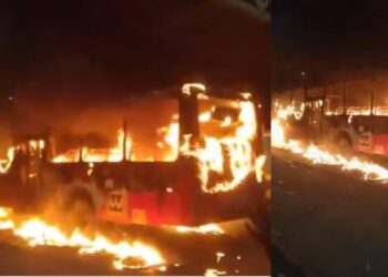 60 से ज्यादा यात्रियों को ले जा रही बस में अचानक लग गई आग, धू-धू कर जलते हुए Video सामने आया