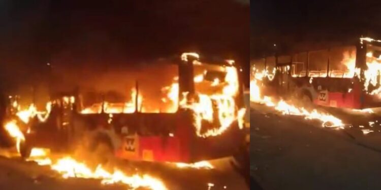 60 से ज्यादा यात्रियों को ले जा रही बस में अचानक लग गई आग, धू-धू कर जलते हुए Video सामने आया