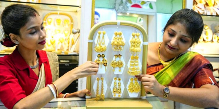 Gold आम आदमी की पहुंच से दूर! कीमत और ₹1000 बढ़कर फ्रेश रिकॉर्ड हाई पर, जानें चांदी का हाल