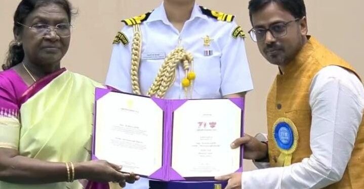 Narnaul, Mahendergarh, Manish Saini, Awarded, National Film Award, Updated | नारनौल के मनीष सैनी को तीसरी बार राष्ट्रीय फिल्म पुरस्कार: ‘गिद्ध’ ने दिलाया सम्मान, राष्ट्रपति द्रौपदी मुर्मू के हाथों मिला अवॉर्ड – Narnaul News