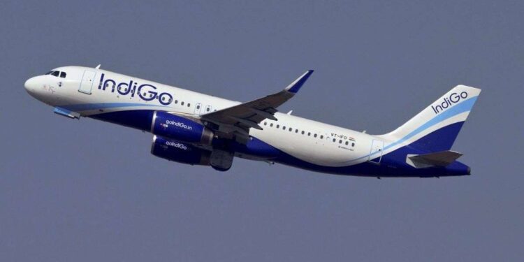 शराब पीकर यात्री ने फ्लाइट में किया हंगामा? Indigo और पैसेंजर के आए अलग-अलग वर्जन