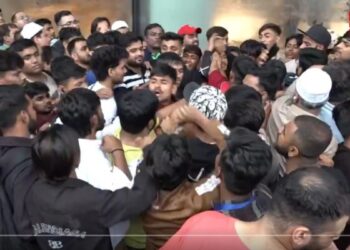 मुंबई में iPhone 17 खरीदने के लिए लोगों के बीच हाथापाई, लगी लंबी कतारें, देखें Video