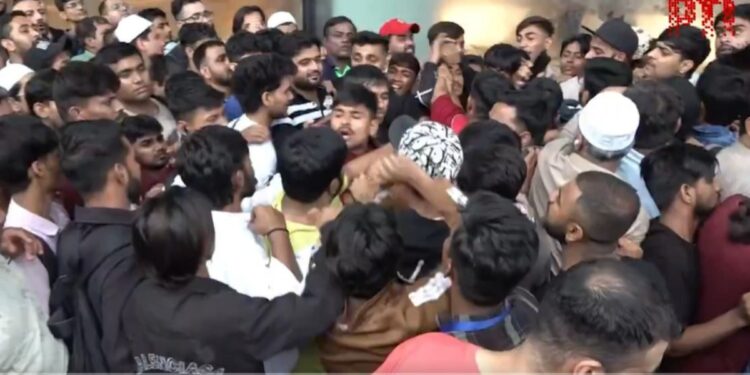 मुंबई में iPhone 17 खरीदने के लिए लोगों के बीच हाथापाई, लगी लंबी कतारें, देखें Video