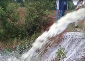 VIDEO: दिखने में है दूध की नदी, पर ये जहर है! पुलिस ने खाली करवाया टैंकर, घिनौने खेल का पर्दाफाश