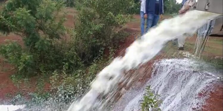 VIDEO: दिखने में है दूध की नदी, पर ये जहर है! पुलिस ने खाली करवाया टैंकर, घिनौने खेल का पर्दाफाश