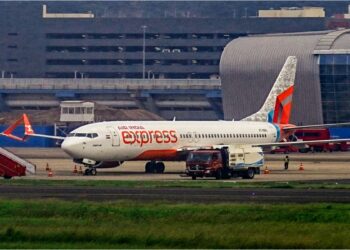 सिंगापुर जाने वाली एयर इंडिया के विमान में आई तकनीकी खराबी, दिल्ली एयरपोर्ट पर उतारे गए यात्री