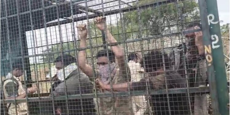 वन विभाग के कर्मचारियों को बाघ पकड़ने वाले पिंजरे में किया बंद, ग्रामीणों का अनोखा विरोध प्रदर्शन