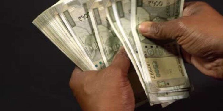 Income Tax में छूट मिलने के बाद कहां खर्च हो रहा है बचत का पैसा, सर्वे में हुआ बड़ा खुलासा