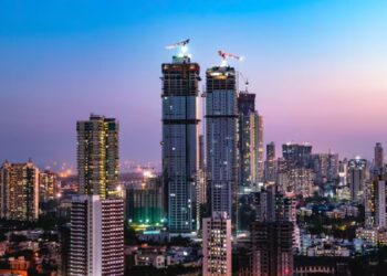 नोएडा की कई बिल्डिंगों पर चलेगा बुल्डोजर! अथॉरिटी ने अवैध घोषित करते हुए जारी की खसरा नंबरों की लिस्ट