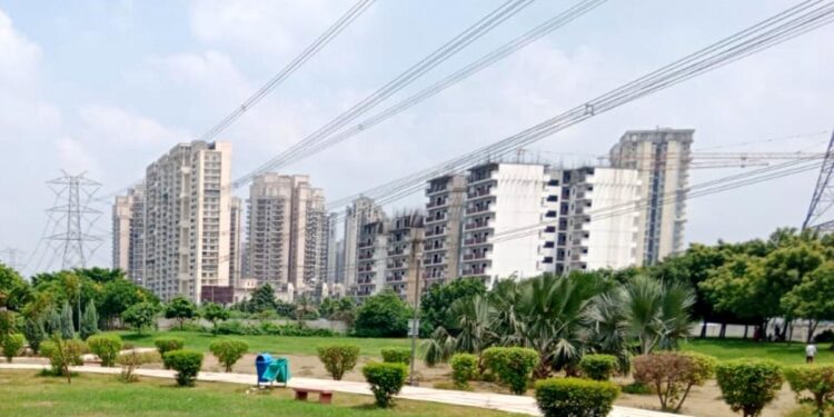 UP RERA का बड़ा एक्शन, महागुन-गौरसंस सहित कई बिल्डरों पर जुर्माना, घर खरीदारों की शिकायतों पर सख्ती