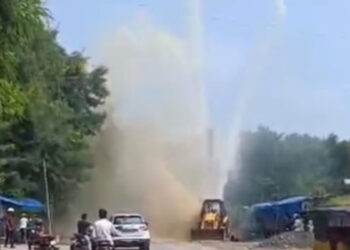 जब अचानक सड़क पर चलने लगा ‘वॉटर शो’, थम गई गाड़ियां, ठहर गए लोग- देखें VIDEO