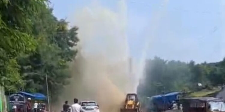 जब अचानक सड़क पर चलने लगा ‘वॉटर शो’, थम गई गाड़ियां, ठहर गए लोग- देखें VIDEO