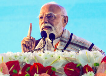 असम दौरे पर PM मोदी, जनसभा के दौरान मां की तस्वीर देखकर हुए भावुक; जानें क्या कहा