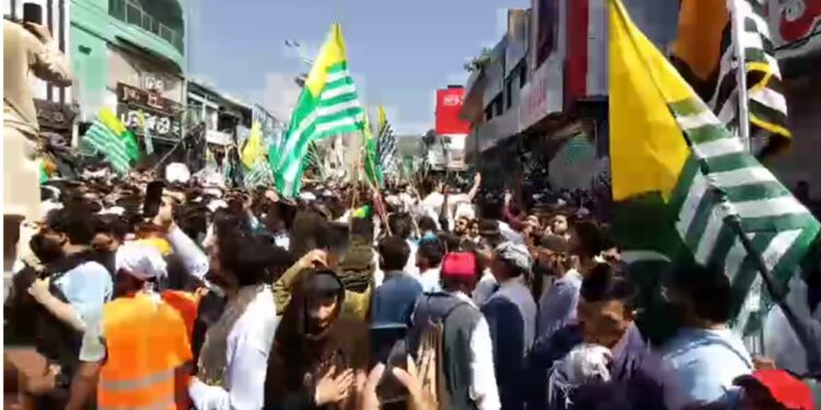 पाकिस्तान के कब्जे वाले जम्मू-कश्मीर में पुलिस ने प्रदर्शनकारियों पर बरसाईं गोलियां, 3 की मौत, 12 से ज्यादा घायल