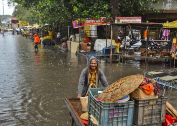 दिल्ली में सताएगी गर्मी, सौराष्ट्र-कच्छ में भारी बारिश का रेड अलर्ट, जानें यूपी समेत अन्य राज्यों में कैसा रहेगा मौसम