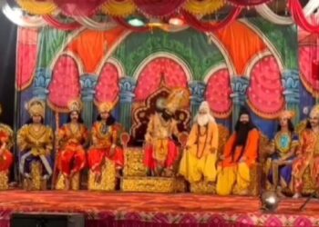 चल रही थी रामलीला, सिंहासन पर बैठे बैठे अचानक गिर पड़े दशरथ और हो गई मौत, देखें LIVE Video