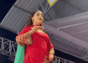 The dome collapsed during Sapna Choudhary’s performance. | चित्तौड़गढ़ में सपना चौधरी की परफॉर्मेंस के दौरान डोम गिरा: डांसर को देखने के लिए पाइपों पर चढ़े युवा, हजारों लोग नीचे बैठे थे – nimbahera News