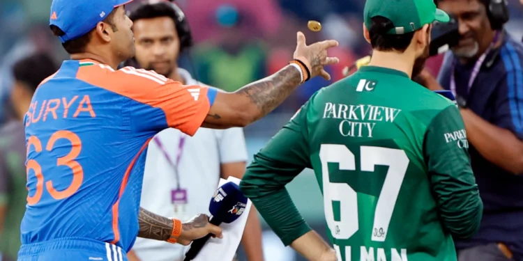 Asia Cup 2025 | एशिया कप फाइनल में 'हाथ न मिलाने' पर पाक कप्तान Salman Agha भड़के, बोले- भारत ने खेल भावना का अपमान किया