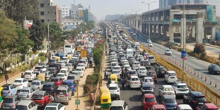 पुरानी गाड़ियों के लिए नई मार! फिटनेस टेस्ट फीस बढ़ाने का प्रस्ताव, ट्रकों पर ₹25,000 और कार पर इतना लगेगा