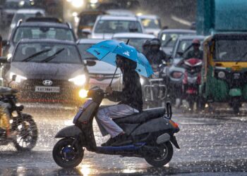 पानी-पानी हुई भारत की सिलिकॉन वैली, IMD ने जारी किया अलर्ट; सावधान रहने की अपील