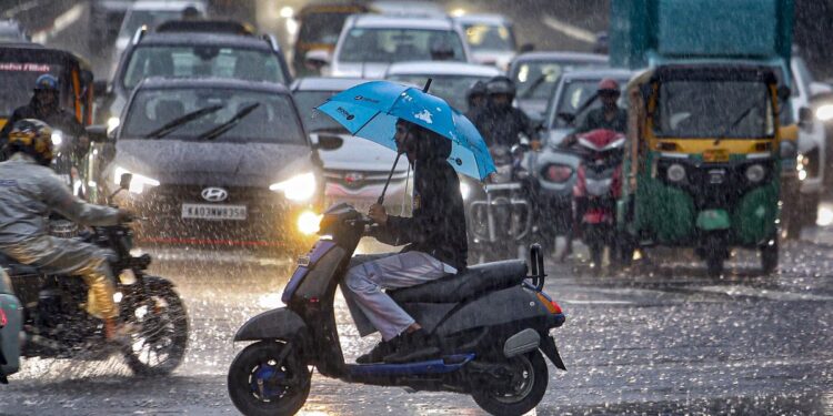 पानी-पानी हुई भारत की सिलिकॉन वैली, IMD ने जारी किया अलर्ट; सावधान रहने की अपील
