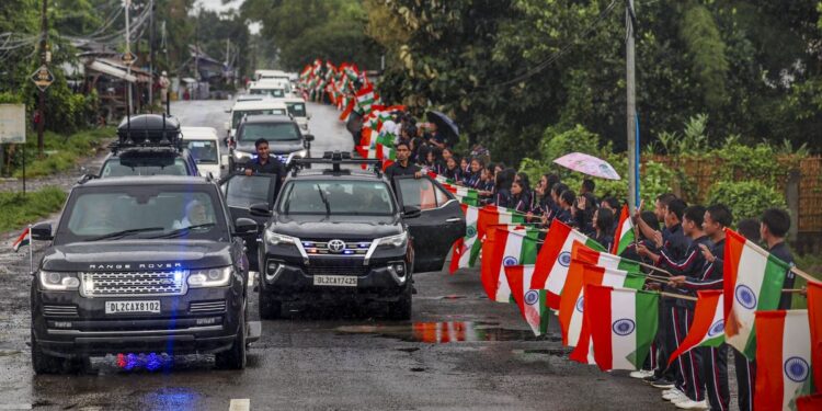 मणिपुरः भारी बारिश ने रोकी उड़ान तो 65 किमी कार से सफर कर चूड़ाचांदपुर में हिंसा पीड़ितों से मिलने पहुंचे पीएम मोदी