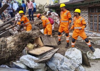 जुड़वां बेटों को अपनी बाहों में लिए मलबे में मिली मां, उत्तराखंड में सामने आया दिल दहला देने वाला मंजर