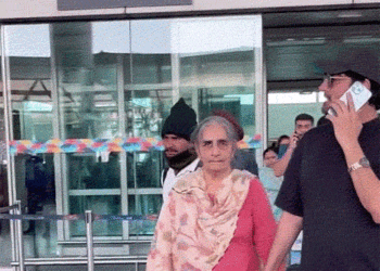 Jaideep Ahlawat spotted at airport holding his mother hand | मां का हाथ थामे एयरपोर्ट पर दिखे जयदीप अहलावत: रूमर्ड बॉयफ्रेंड वीर पहाड़िया के साथ स्पॉट हुईं तारा; ट्रेडिशनल लुक में नजर आईं सामंथा