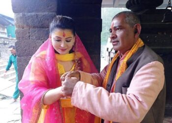 Urvashi Rautela Visits Jageshwar Dham in Almora, Performs Rudrabhishek and Seeks Blessings | अल्मोड़ा पहुंचीं उर्वशी रौतेला, जागेश्वर धाम में टेका माथा: पुजारी से कलाई पर बंधवाया रक्षा धागा, फैंस में सेल्फी की होड़ मची – Almora News
