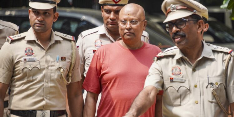 बाबा चैतन्यानंद का ‘फाइव स्टार’ सीक्रेट, डीन ने लड़कियों को धमकी देकर रात गुजारने के लिए बुलाया