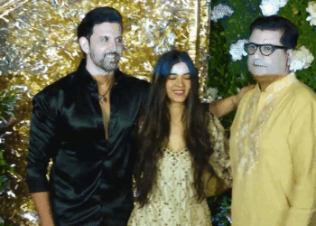 Celebs attend Ramesh Taurani’s Diwali party | रमेश तौरानी की दिवाली पार्टी में पहुंचे सेलेब्स: ऋतिक रोशन गर्लफ्रेंड सबा आजाद के साथ दिखे, पूजा हेगड़े और नोरा फतेही ने भी की शिरकत