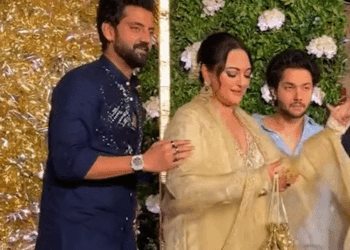 Zaheer Khan was seen teasing Sonakshi Sinha amid pregnancy rumours. | प्रेग्नेंसी रूमर्स के बीच सोनाक्षी सिन्हा को छेड़ते दिखे जहीर: पैपराजी के सामने पेट पर हाथ लगाकर चिढ़ाया, एक्ट्रेस ने भी मजेदार अंदाज में दिया जवाब