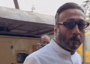 Jackie gets angry at paparazzi at Pankaj Dheer’s prayer meet | पंकज धीर के प्रेयर मीट में पैपराजी पर भड़के जैकी: फॉलो किए जाने पर हुए नाराज, बोले-‘अपने घर में होगा तो समझ आएगा’