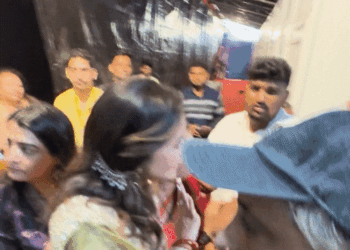 Alia Bhatt was manhandled at a Durga pandal, shout crowd, rani Mukherji, kajol was also present | दुर्गा पंडाल में आलिया भट्ट के साथ हुई धक्का-मुक्की: महिला ने हाथ पकड़कर खींचा, एक्ट्रेस ने सेल्फी लेते हुए रानी मुखर्जी की साड़ी पर रखा पैर