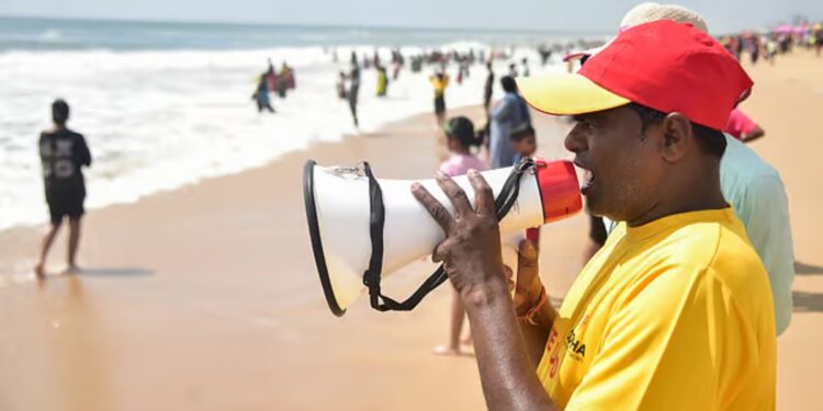 Cyclone Montha LIVE: सावधान! 100 KM की रफ्तार से रहा है मोन्था तूफान, भीषण बारिश का अलर्ट, सेना-NDRF टीम सतर्क
