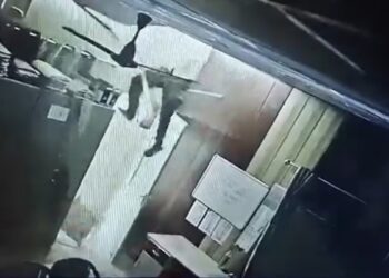 चोर ने एंग्री यंग मैन की तरह फिल्मी अंदाज में मारी एंट्री, छत फाड़कर ऐसे कूदा, वीडियो देख चौंक जाएंगे